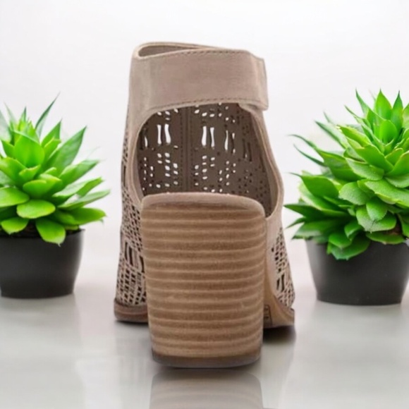 Vince Camuto Keannie Beige Laser Cutout Leather adjustable Block Heel Sandals - Picture 6 of 8